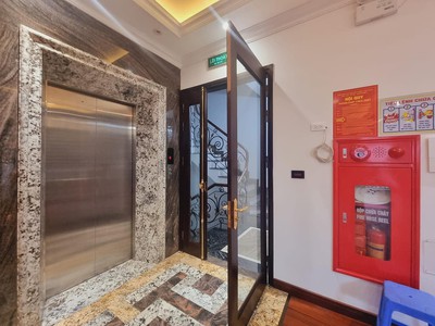 Bán tòa nhà siêu vip cầu giấy kinh doanh đỉnh 125m2 x 9t mt11m lô góc oto tránh oto 2
