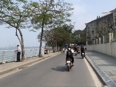 Bán nhà mặt hồ tây, 1 mặt ngõ, trên sổ  210m, mặt tiền 10m, vỉa hè, full thổ cư 0