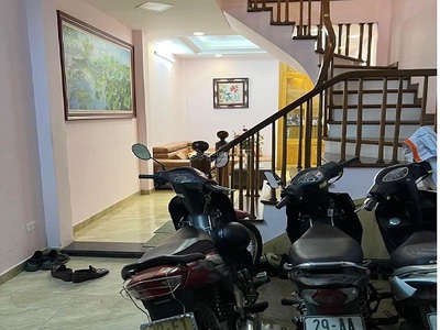 Cho thuê nhà ngõ 9 phố Trần Quốc Hoàn, Dt 55m2 x 4 tầng đủ nội thất, đường rộng ô tô đi lại 0