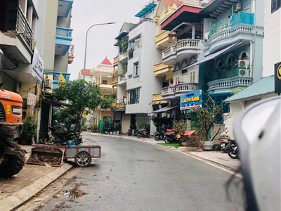 Cần tuyển nhân viên phụ gội đầu chưa biết được hướng dẫn có chỗ ăn ở 529