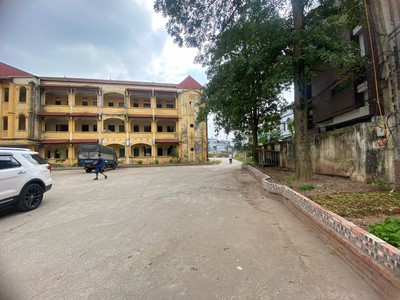 Cho thuê dãy nhà 3t phố hà huy tập, yên viên, diện tích 1800m2 tiện làm trường học, giá 45k/m2 1