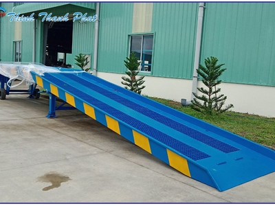 Cầu contanier / cầu xe nâng tại tphcm 1