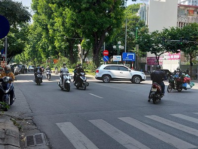 Cần tuyển nhân viên phụ gội đầu chưa biết được hướng dẫn có chỗ ăn ở 1235