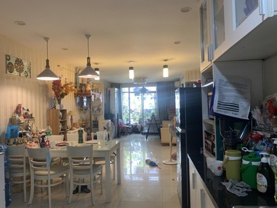 Định cư bán gấp căn hộ đường nguyễn văn linh chỉ có 2,75 tỷ nhà đẹp tặng full nội thất 105m2 , mua 1