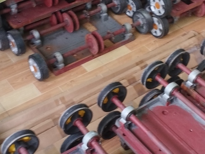 Bánh xe cổng xếp tự động giá rẻ 2