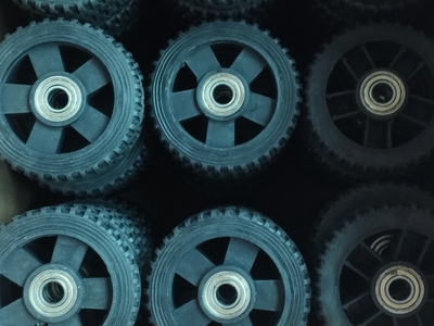 Bánh xe cổng xếp tự động giá rẻ 1