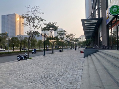 Cho thuê shophouse 3 tầng, tổng 301m2 sàn sử dụng. vị trí đối diện lotte mall hà nội. giá 45 triệu 2