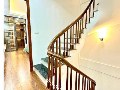Cần tuyển nhân viên phụ gội đầu chưa biết được hướng dẫn có chỗ ăn ở 8357