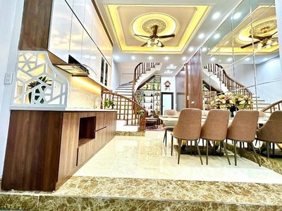Cần tuyển nhân viên phụ gội đầu chưa biết được hướng dẫn có chỗ ăn ở 8372