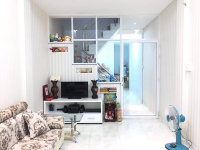 Cần tuyển nhân viên phụ gội đầu chưa biết được hướng dẫn có chỗ ăn ở 8784
