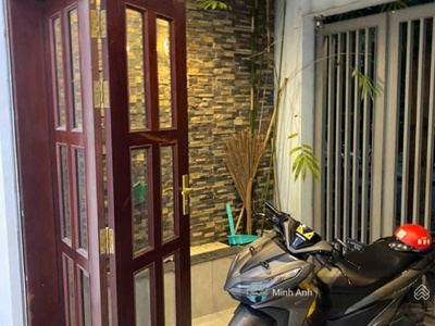 Cần tuyển nhân viên phụ gội đầu chưa biết được hướng dẫn có chỗ ăn ở 8820