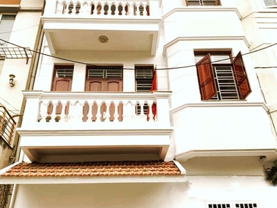 Cần tuyển nhân viên phụ gội đầu chưa biết được hướng dẫn có chỗ ăn ở 8678