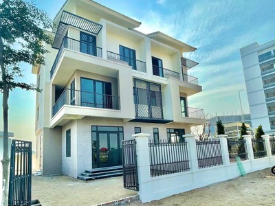 Cần tuyển nhân viên phụ gội đầu chưa biết được hướng dẫn có chỗ ăn ở 8518