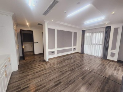 Cần tuyển nhân viên phụ gội đầu chưa biết được hướng dẫn có chỗ ăn ở 8425