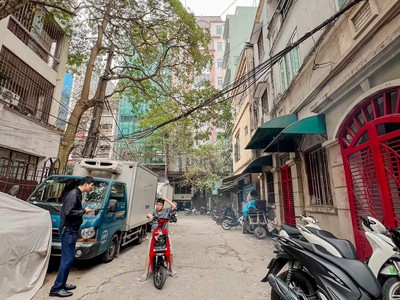 Cần tuyển nhân viên phụ gội đầu chưa biết được hướng dẫn có chỗ ăn ở 8584