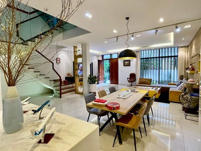Cần tuyển nhân viên phụ gội đầu chưa biết được hướng dẫn có chỗ ăn ở 8608