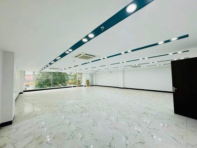 Cần tuyển nhân viên phụ gội đầu chưa biết được hướng dẫn có chỗ ăn ở 8568