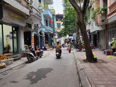 Cần tuyển nhân viên phụ gội đầu chưa biết được hướng dẫn có chỗ ăn ở 8498