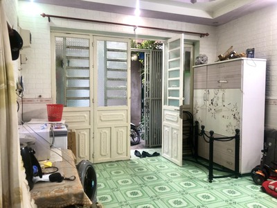 Cần tuyển nhân viên phụ gội đầu chưa biết được hướng dẫn có chỗ ăn ở 8446