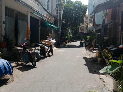 Cần tuyển nhân viên phụ gội đầu chưa biết được hướng dẫn có chỗ ăn ở 8831