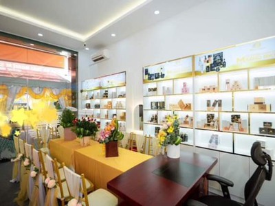 Thanh lý tủ kệ mỹ phẩm cao cấp tại quận 12 1