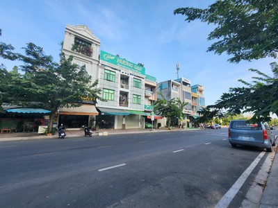 Mặt bằng kinh doanh vị trí cực đẹp ngay chợ 4