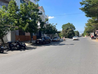 Khuôn đất xây biệt thự 350m2,  12,5 x 28m  đường Quốc Hương, Thảo Điền giá chỉ 120tr/m2 0