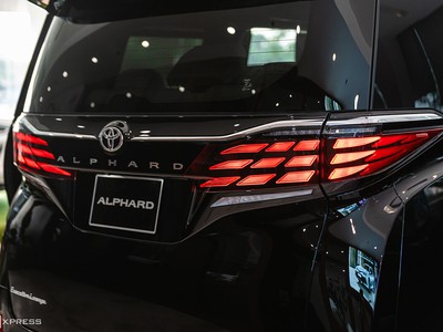 Bán xe Toyota Alphard 2024 màu đen nội thất kem 7