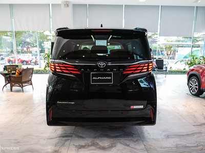 Bán xe Toyota Alphard 2024 màu đen nội thất kem 5