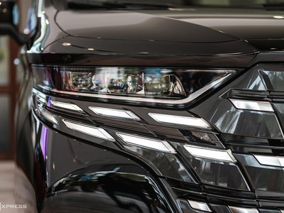 Bán xe Toyota Alphard 2024 màu đen nội thất kem 2