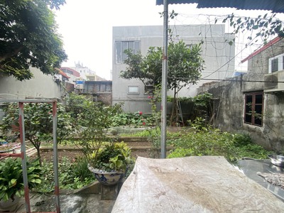 Cần Bán đất tặng nhà. Đất Lô góc 2 mặt tiền to có thể xây kinh doanh ngõ to 3m oto vào nhà 0