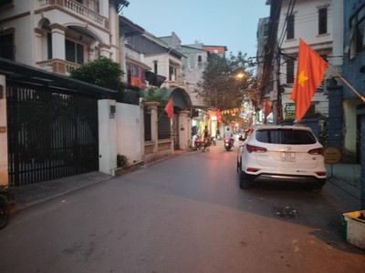 Bán nhà phố nguyễn văn cừ - bồ đề -  long biên 0