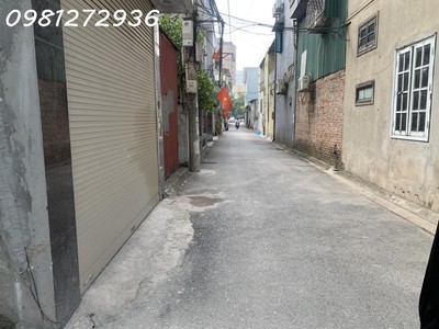 Bán đất tặng nhà tại việt hưng long biên hà nội diện tích 45m , mặt tiền 4 m, 3,5 tầng , 4 phòng 1