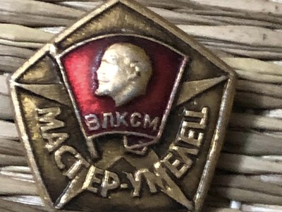 Huy hiệu Lenin, đồ hiếm cho các nhà sưu tầm, dùng cài áo, giá bán 150k   ship. Liên hệ: Lh: Mr Nguyê 2