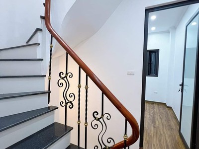 Bán nhà đẹp phố hoàng quốc việt 40m2x5tầng, mặt tiền rộng ở luôn, giá 6 tỷ hơn 3