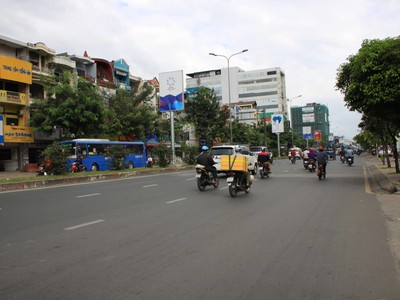 Cho thuê nguyên căn 1 trệt 3 lầu vị trí đắc địa mặt tiền Cộng Hoà- kinh doanh đa ngành nghề. 2