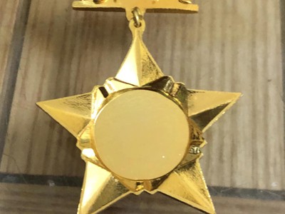 Kỷ niệm chương Vì sự nghiệp xây dựng, mới đẹp. Giá bán rẻ: 50 k   ship, có khoảng 10 cái, nhận ship 1