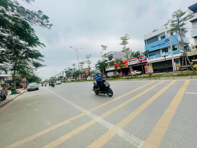 Lô Đất Tuyến 2 Đoạn Đường Đẹp Nhất Hồ Sen, Đường Trước Mặt 2 Ô Tô Tránh nhau Chỉ Hơn 3 Tỷ 2