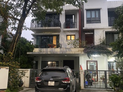 Chính chủ cần bán gấp biệt thự góc dt:220m2 full nội thât giá 36 tỷ 3