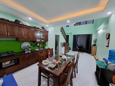Cách đường chính, bãi gửi xe 3 bước chân - nhà đẹp tặng full nội thất  trung tâm thanh trì 3