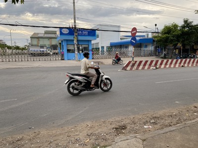 Chính chủ bán nhà mặt tiền dt743 260m2, dòng tiền 20tr/th - ngang 10m 2