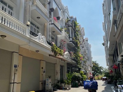 Nhà 4 tầng dtsd 200m2 - khu đông âu - hoàng quốc việt - quận 7 . tặng full nội thất 0