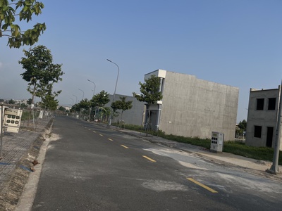 Nhà 1 trệt 1 lầu ngay chợ Vĩnh Tân, giá ngộp 1ty150 0