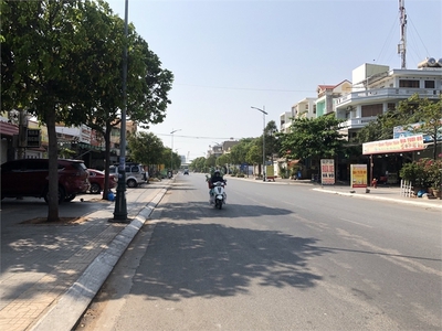 Cho thuê mặt bằng 100m2 kính đẹp đường lê quang định, tpvt 4
