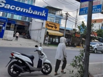 Lh  0797745393 cần tiền cắt lỗ bán nhanh đất ở thổ cư đôi diện ngân hàng sacombank phường long 1