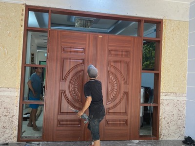 Thi công lắp đặt cửa thép vân gỗ 0