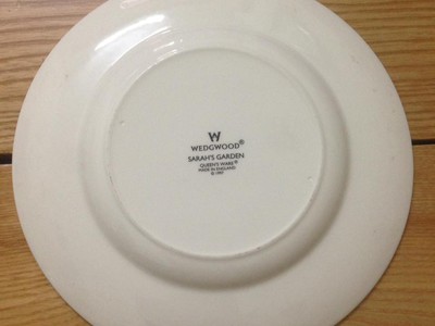 Đĩa sứ chậu hoa vàng hiêu Wedgwood, Sarah s Garden, Queen s ware Made in England, 1997, đk 21cm, giá 1