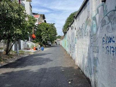 Còn sót miếng đất trống, kdc bình lợi, quận bình thạnh, xây dựng tự do 0