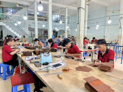 Xưởng sản xuất đồ da uy tín tại Sài Gòn 0