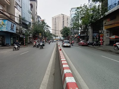 Mặt phố lạc long quân, dt 85m2 x 1t, mt 7,3m, vỉa hè 5m. giá bán 37 tỷ. 2